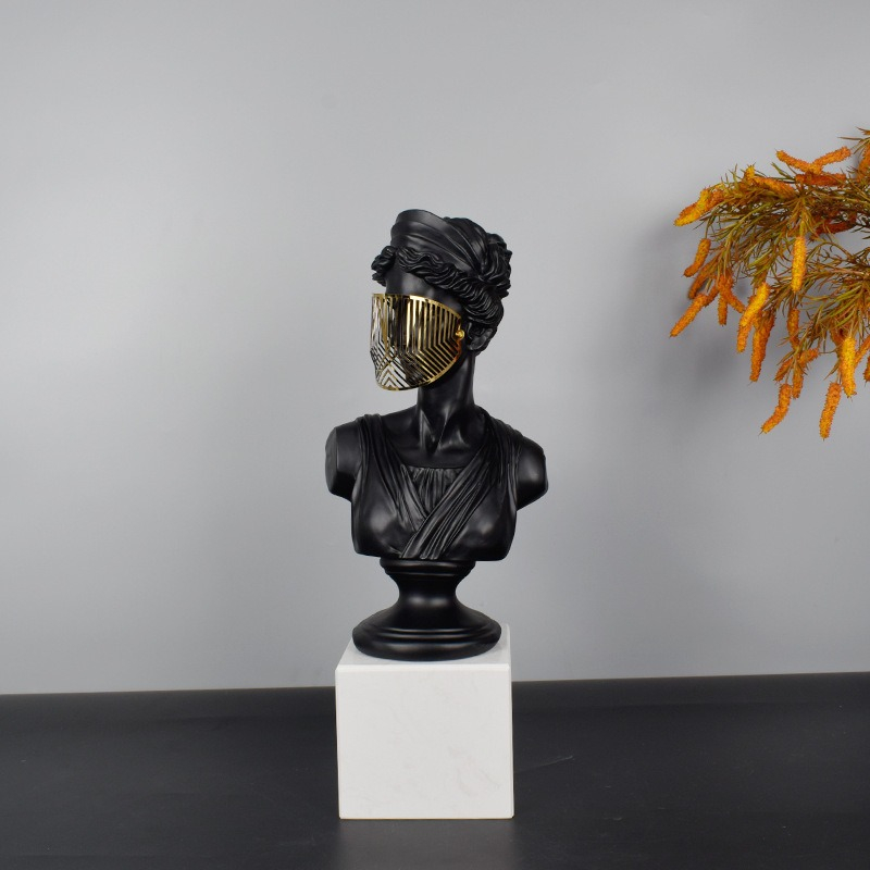 Tượng nữ thần hy lạp đeo mặt nạ