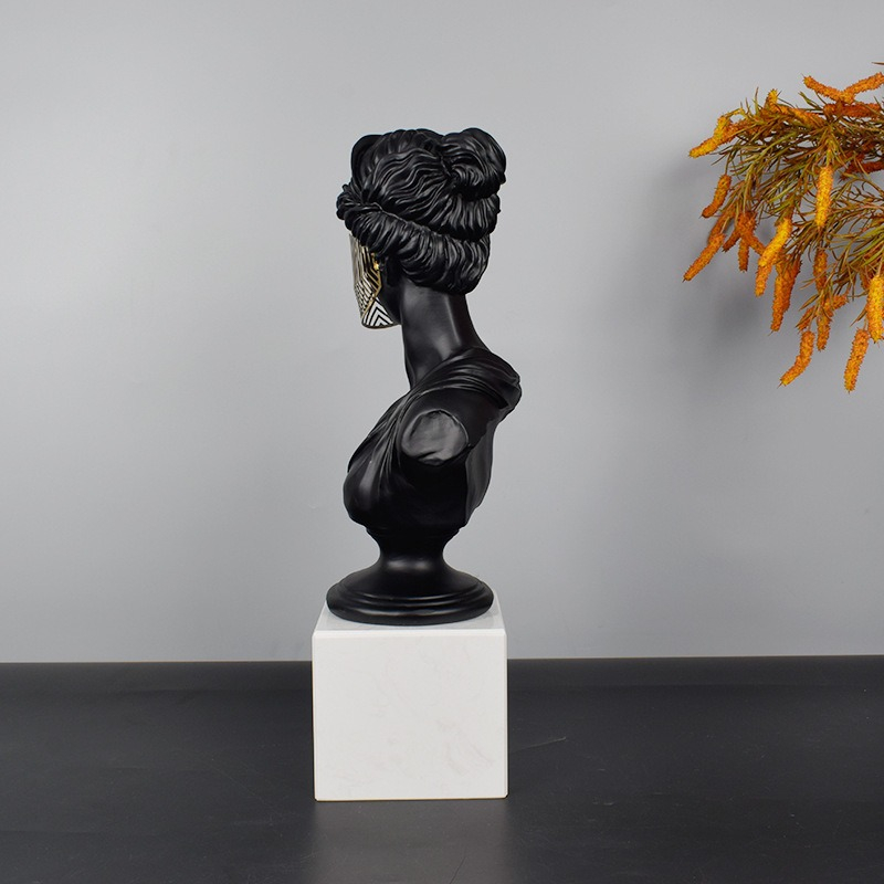 Tượng nữ thần hy lạp đeo mặt nạ