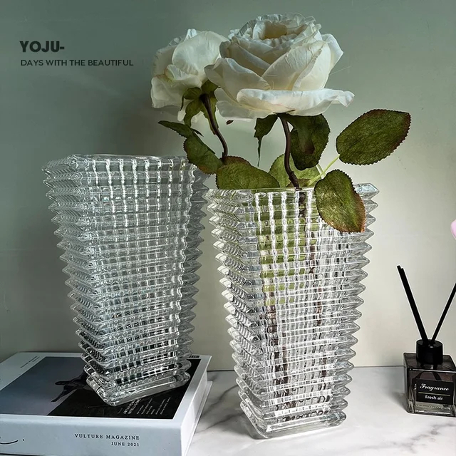 Bình hoa thủy tinh hình tháp