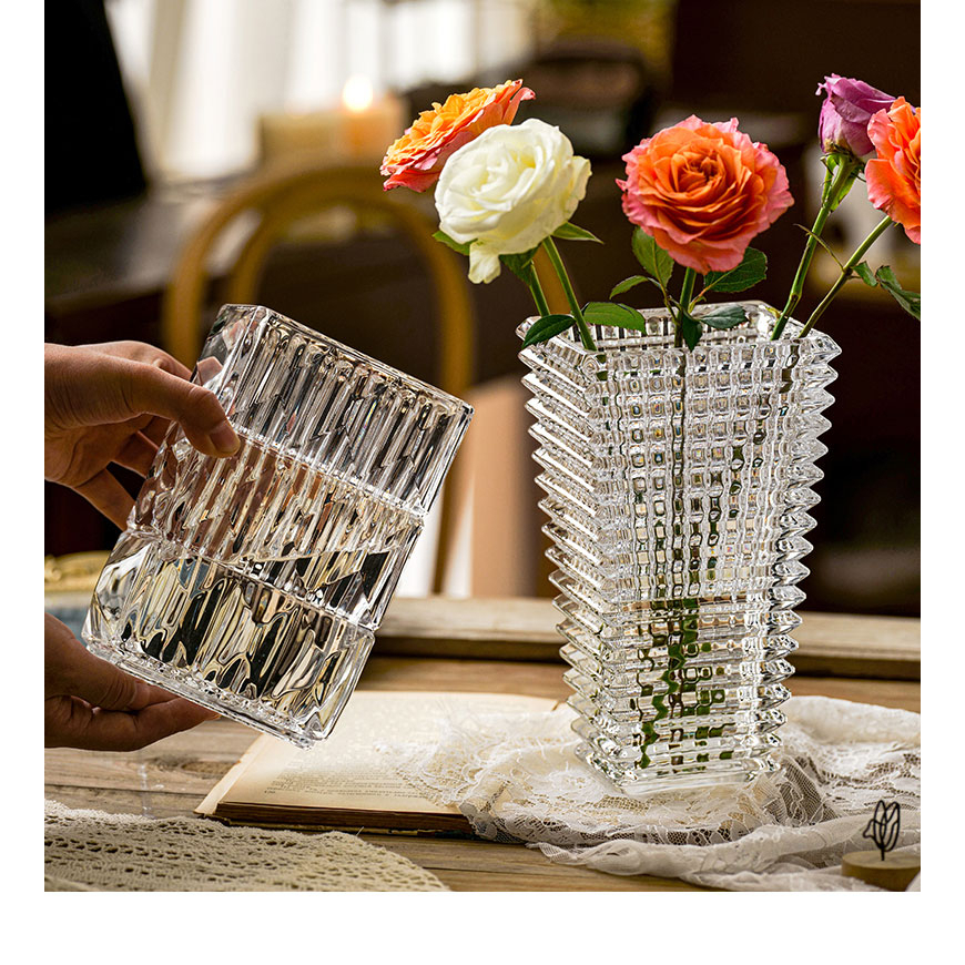 Bình hoa thủy tinh hình tháp