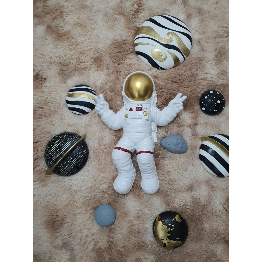 Bộ tượng phi hành gia treo tường