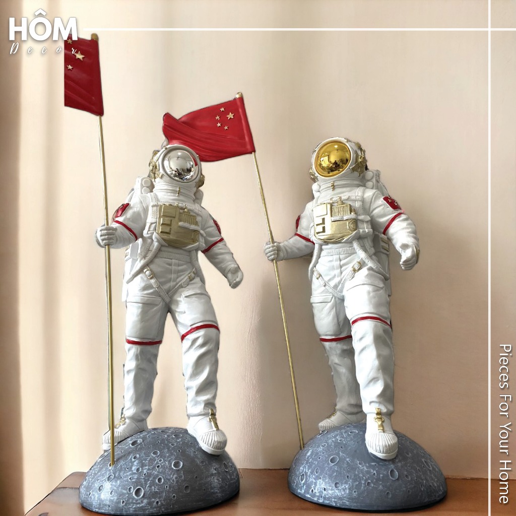 Tượng phi hành gia cầm đèn mặt trăng