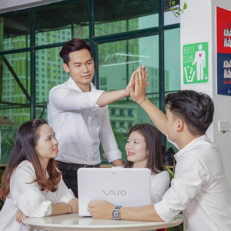 Đội ngũ tư vấn và lắp đặt định vị GPS Vntrack