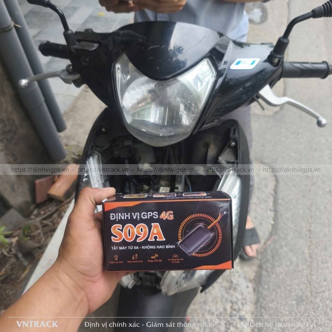Lắp định vị GPS S09A sau mặt nạ xe máy