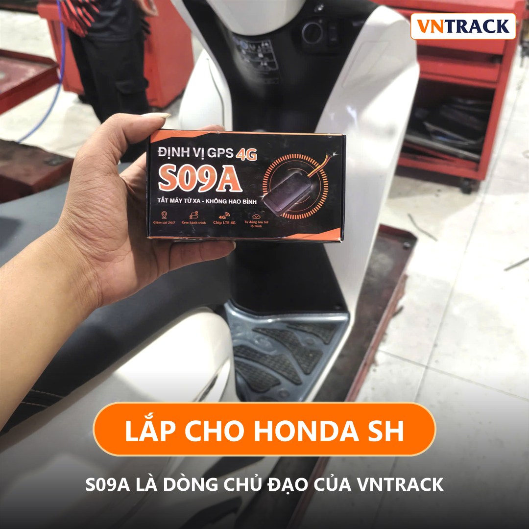 Thợ Vntrack lắp định vị S09A cho xe máy Honda SH tại tiệm
