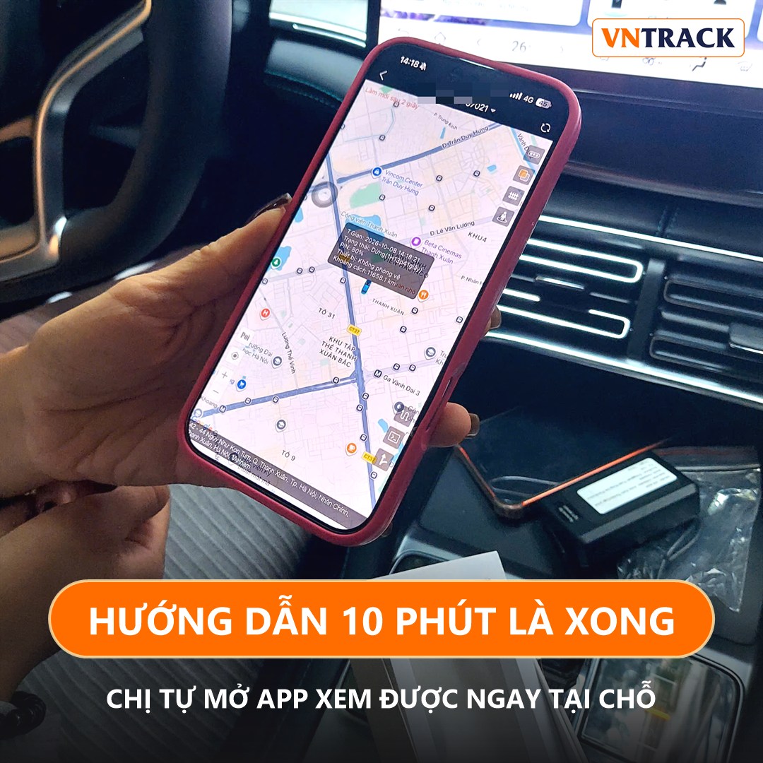Khách mở ứng dụng trên điện thoại xem vị trí xe ngay sau khi nhận máy A9 Mini