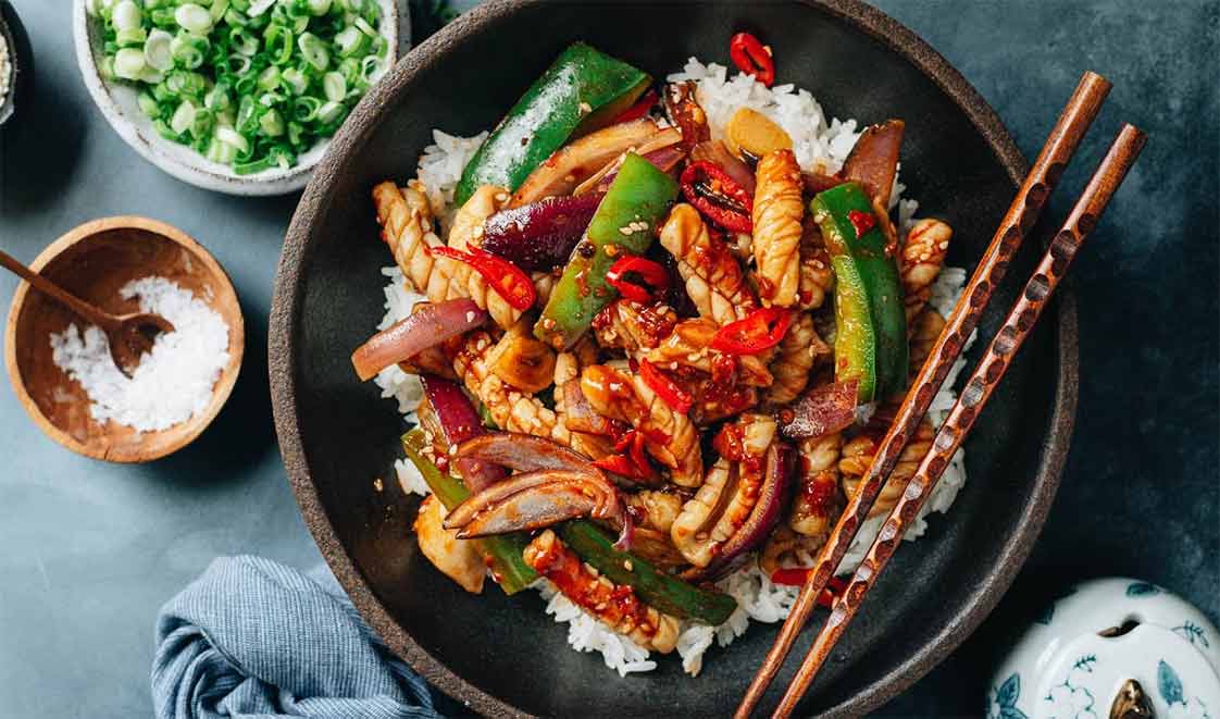 món Mực ống xào sa tế cay nồng ăn với cơm