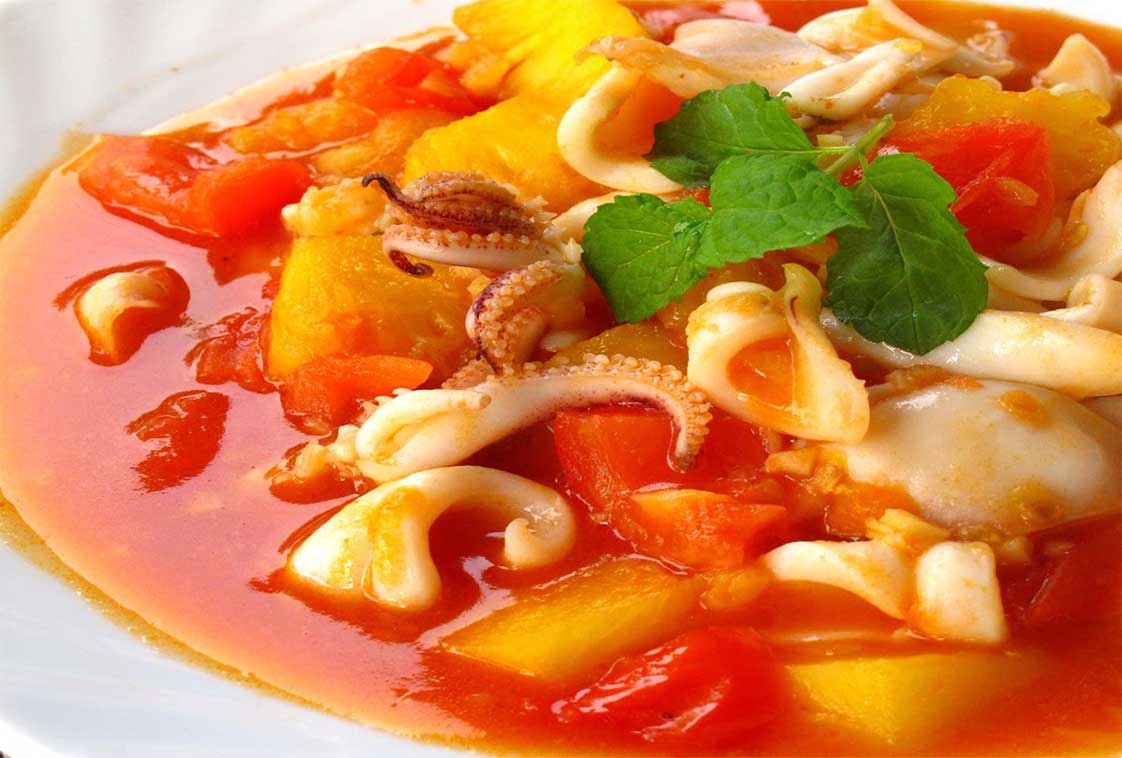 món Mực xào chua ngọt ăn cùng với cơm trắng