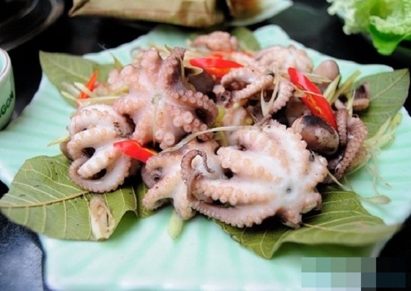 bạch tuộc hấp lá ổi