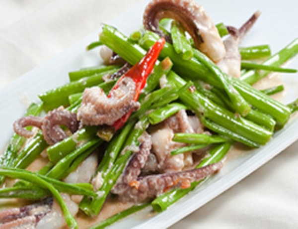 bạch tuộc xào rau muống
