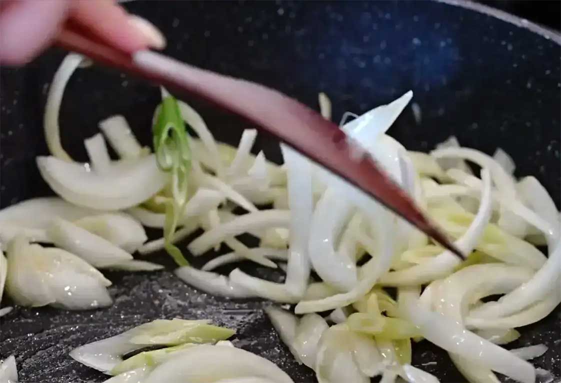 làm nóng chảo, phi tỏi sả hành và hành tây cho thơm