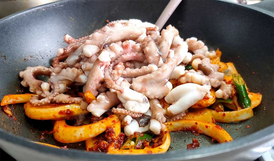 cho bạch tuộc vào chảo xào nhanh tay