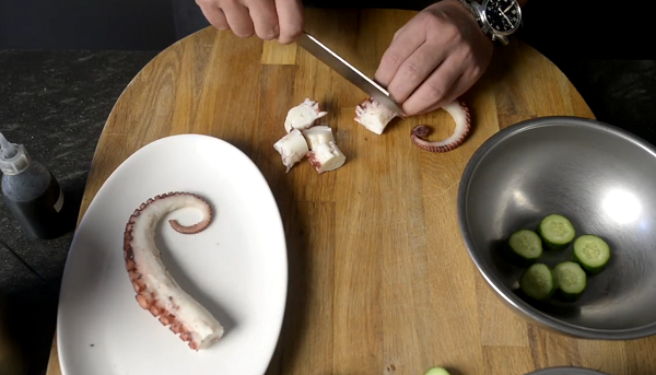 cách làm bạch tuộc cắt bạch tuộc thành miếng vừa ăn