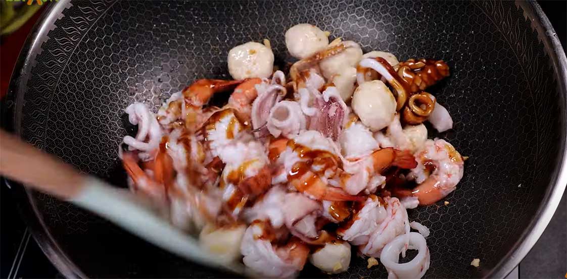 xào hải sản và sốt nền