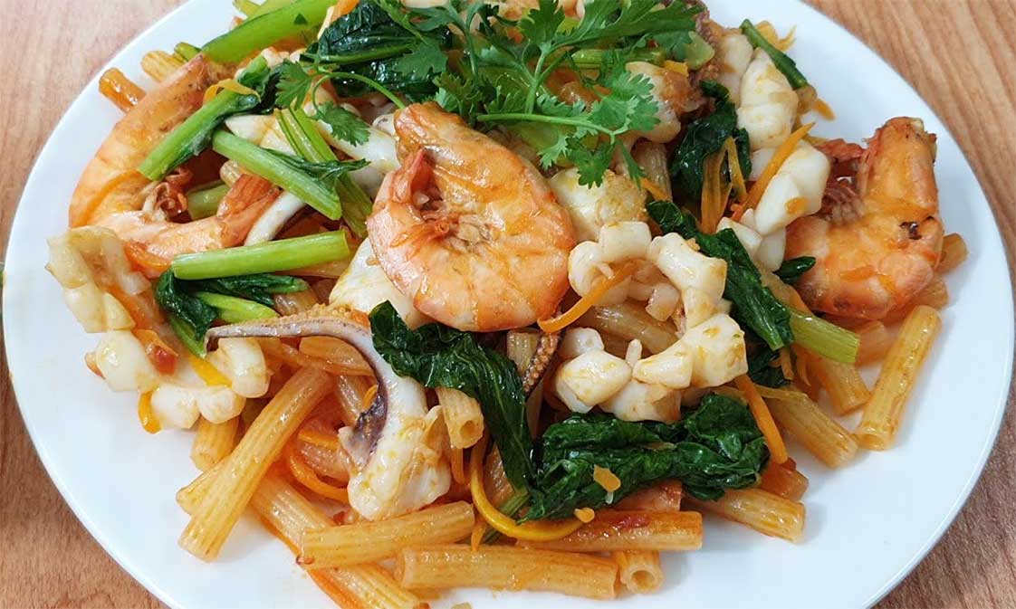 đĩa nui xào hải sản ngon chuẩn
