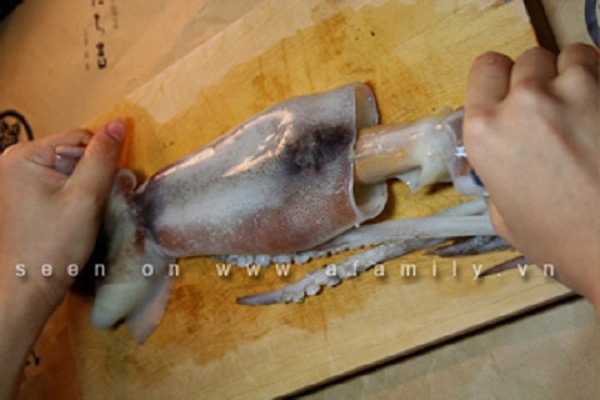 cách làm sạch mực ống: tách phần đầu và thân