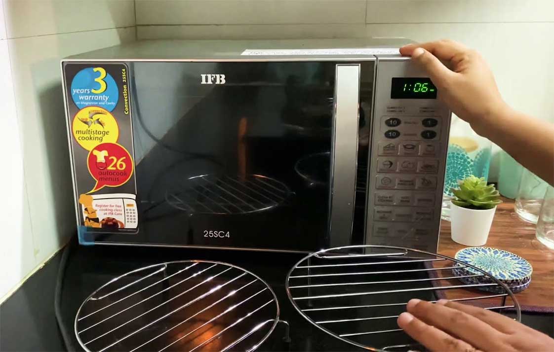 chuẩn bị dụng cụ và setup lò vi sóng trước khi nướng