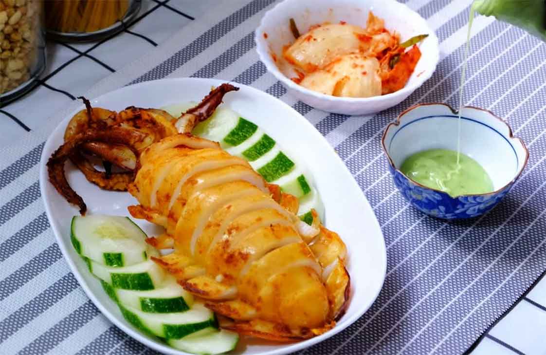 mực nướng mọi có thể ăn kèm dưa leo, kim chi, nước chấm muối ớt xanh