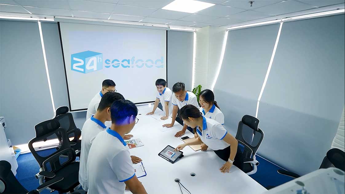 nhân viên công ty 24hseafood luôn nhiệt tình tư vấn sản phẩm đến quý khách