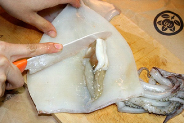 làm sạch mực ống, lột da, cạo sạch hết tanh