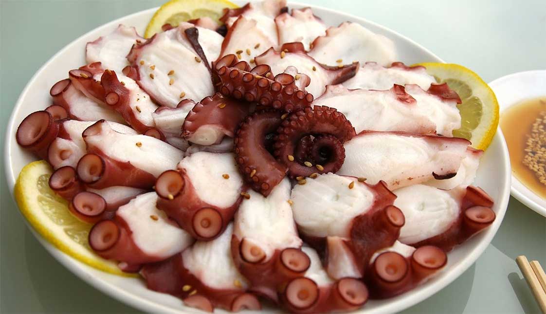 cắt lát, thái lát mỏng và vừa với bạch tuộc to