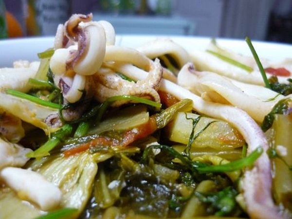 mực 1 nắng xào dưa chua