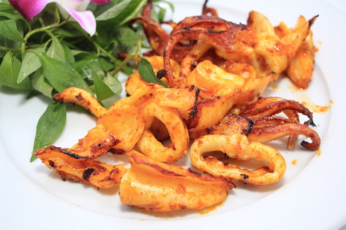 mực nang nướng sate bằng lò vi sóng