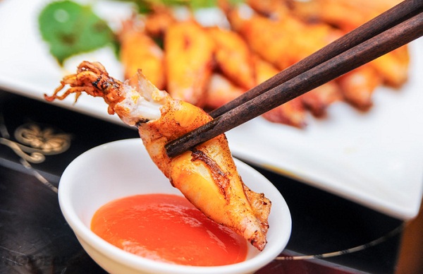 mực trứng nướng chấm tương ớt