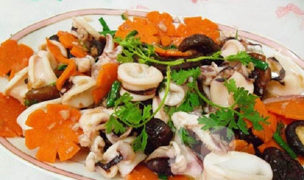 mực xào nấm hương