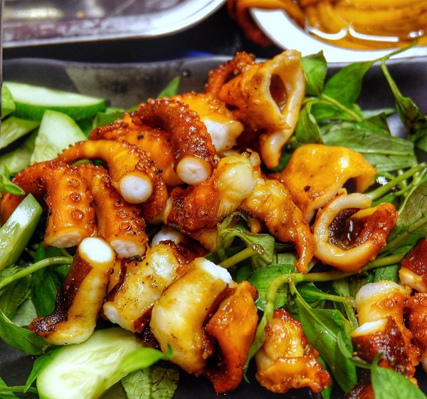 nuong bach tuoc bạch tuộc nướng ăn kèm với rau răm và dưa leo