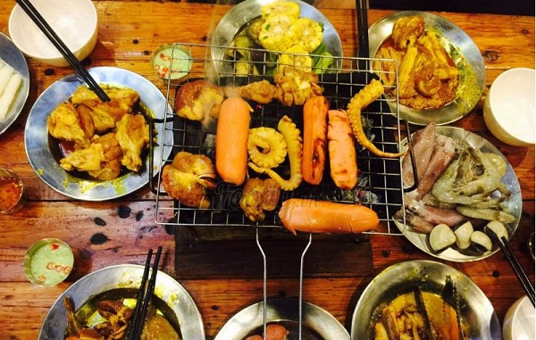 các món nướng tại bàn trong đó có bạch tuộc