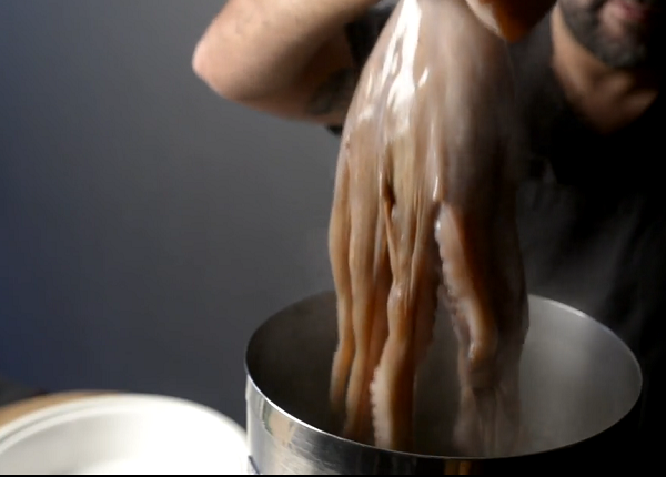 salad bạch tuộc sơ chế, chần sơ bạch tuộc qua nước sôi