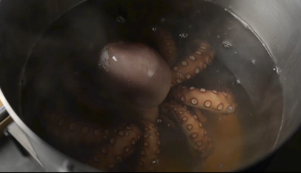 salad bạch tuộc chần sơ bạch tuộc qua nước sôi trong ít phút