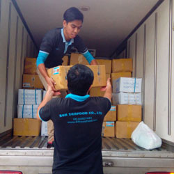 Nhân viên vận chuyển hàng tại nhà máy 24h Seafood
