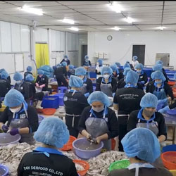 Nhân viên đang gia công bạch tuộc tại 24h Seafood