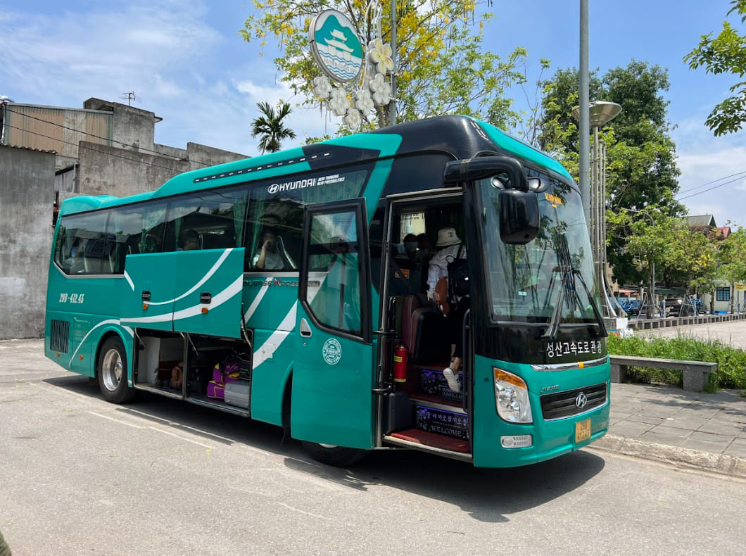 Thuê Xe Du Lịch 34 Chỗ Tại Hà Nội – Xe Mới, Tiện Nghi, Giá Ưu Đãi