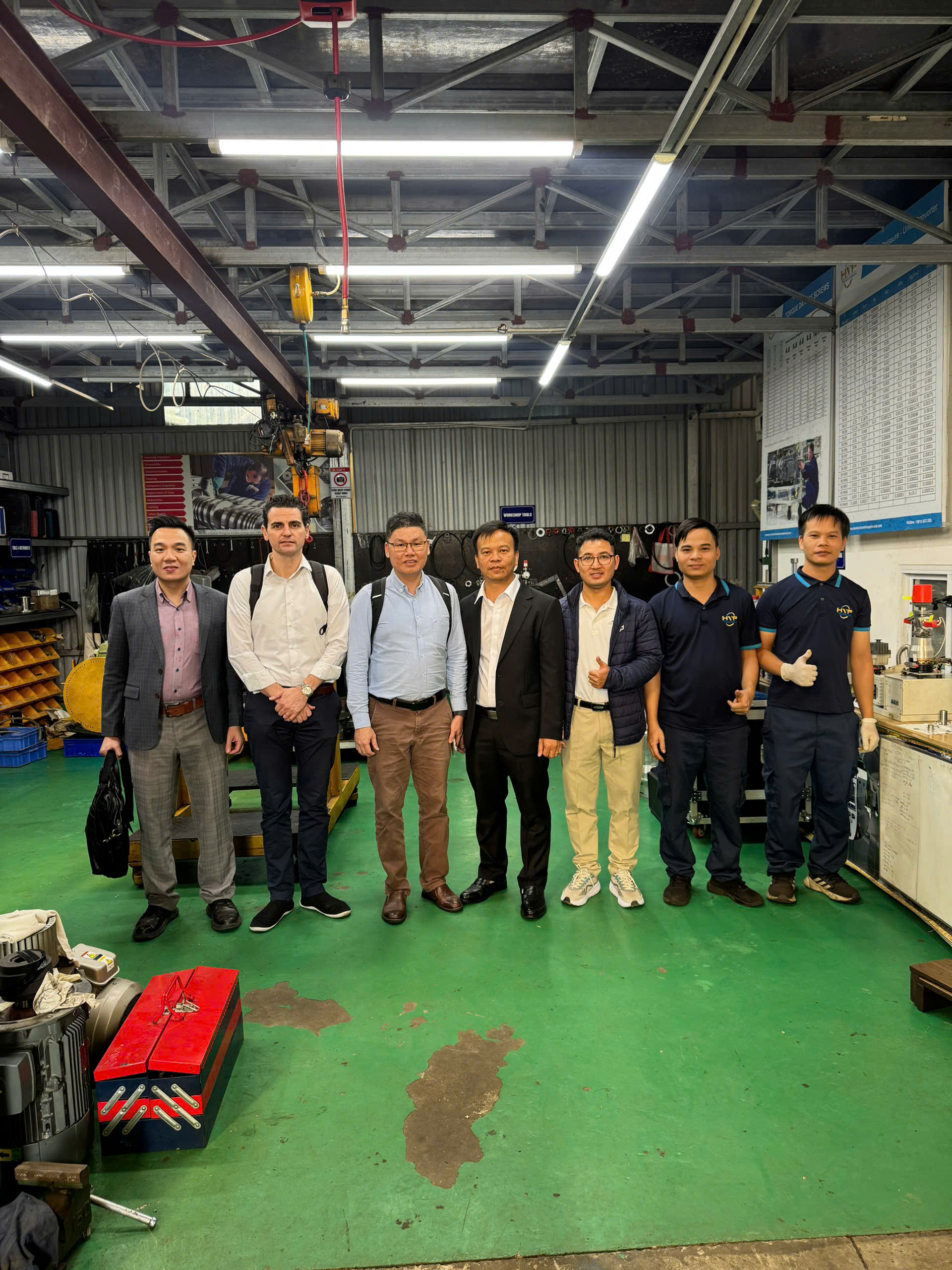 Tổng giám đốc mới của Edwards Ông Stef Lievens thăm và làm việc tại workshop ATL