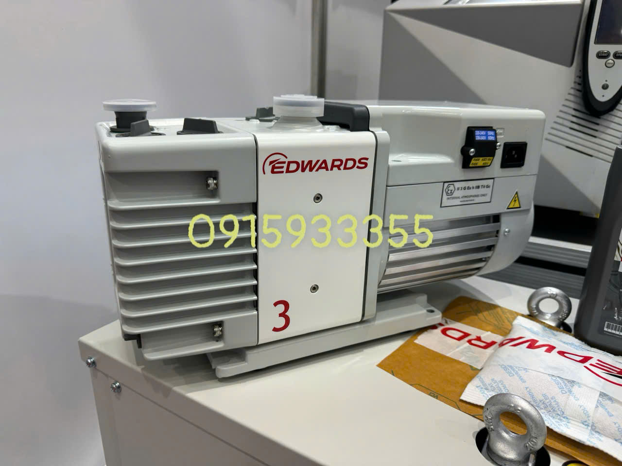 Bơm hút chân không vòng dầu hai cấp Edwards RV3