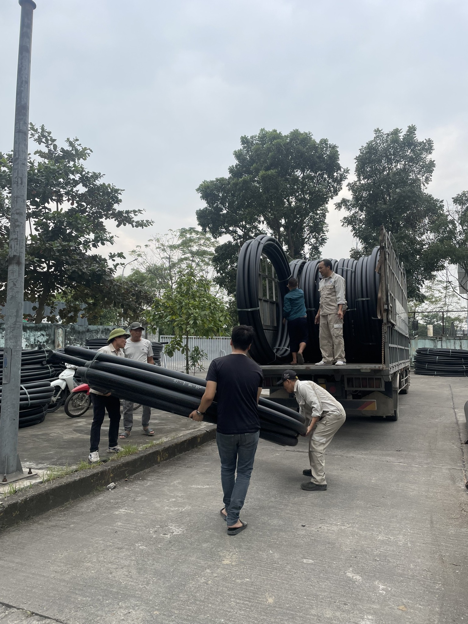 Hàng lên đường phục vụ bà con Hà Nam