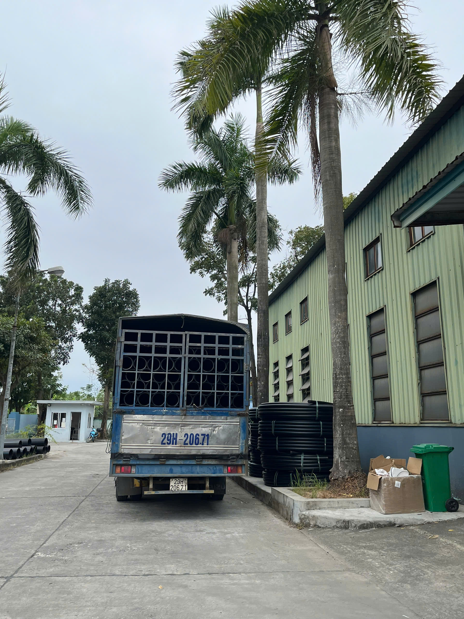 NHỮNG CHUYẾN HÀNG TẤP NẬP CUỐI NĂM