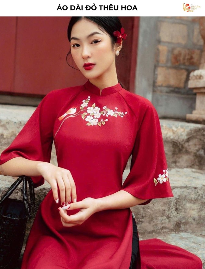Áo dài đỏ thêu hoa