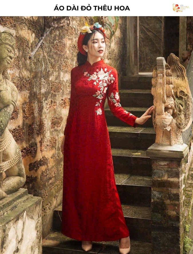 Áo dài đỏ thêu hoa