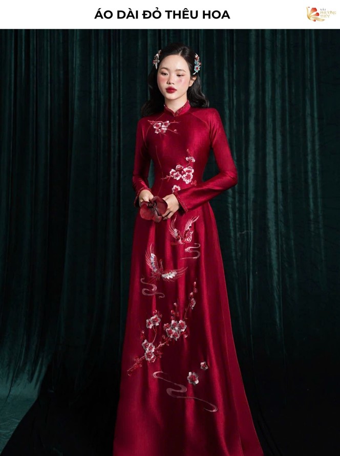 Áo dài đỏ thêu hoa