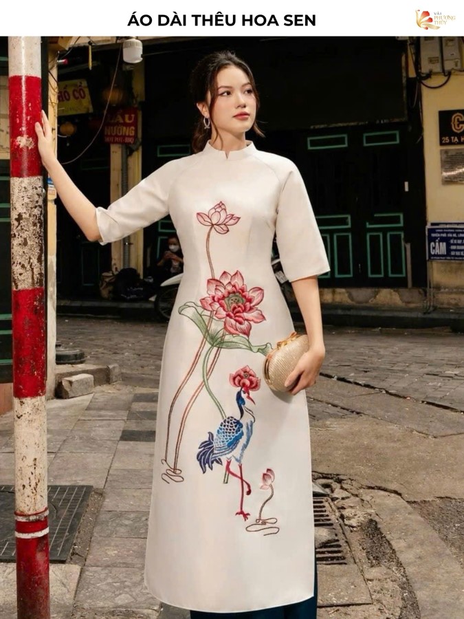 Áo dài thêu hoa sen
