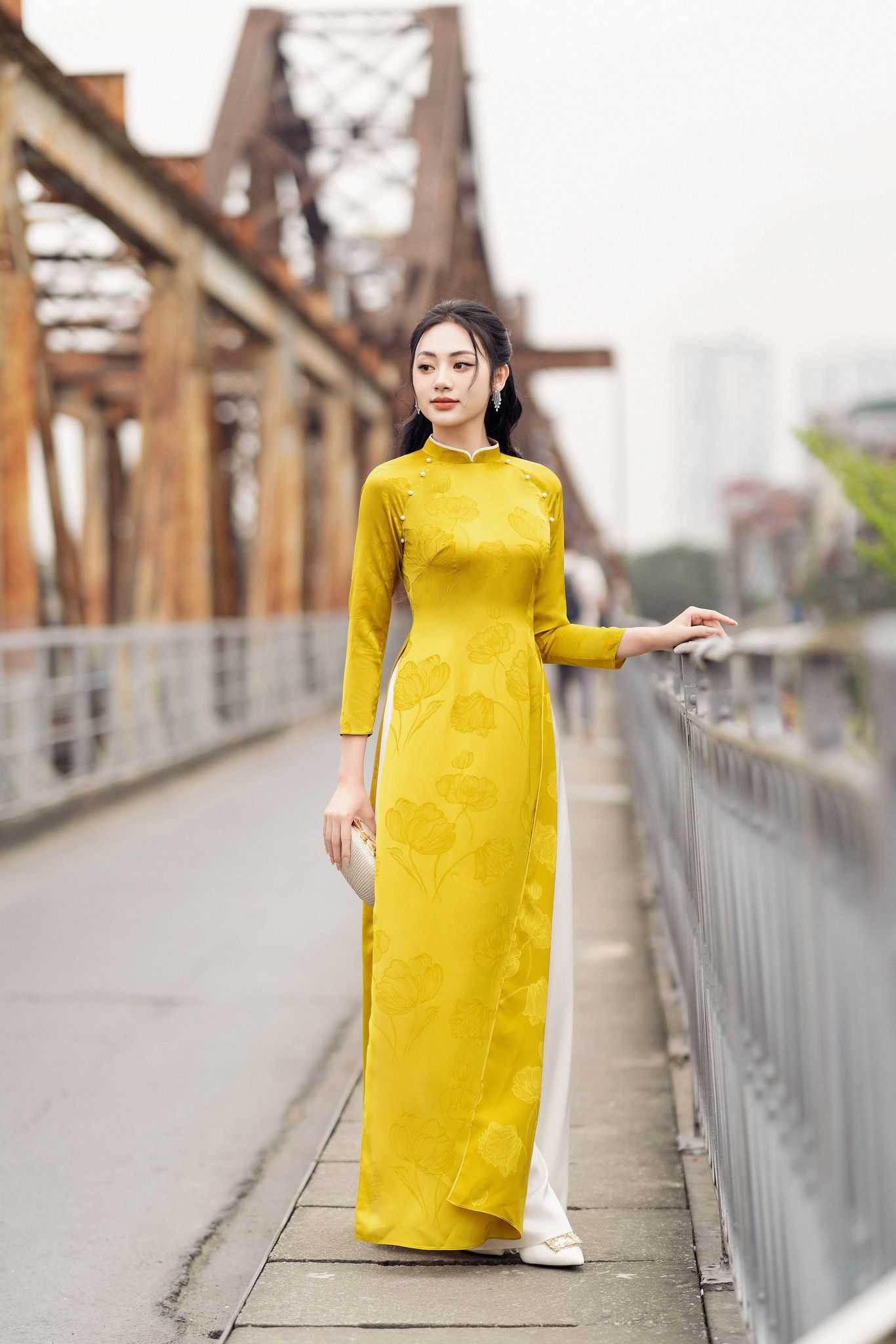 Áo dài lụa truyền thống 