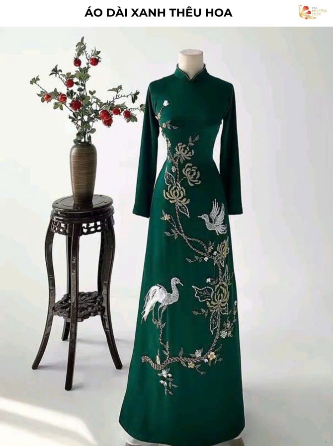 Áo dài xanh thêu hoa