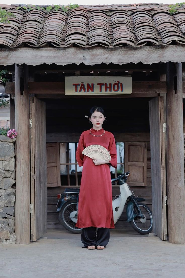Cách chọn áo dài vải gấm lụa phù hợp với từng dáng người
