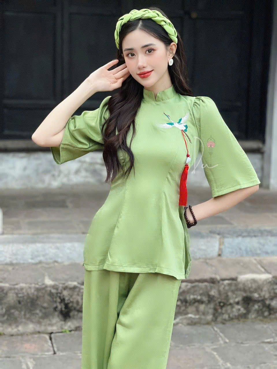 Vải lụa tơ tằm mềm mại, mát mẻ, mang lại cảm giác thoải mái cho trang phục áo bà ba