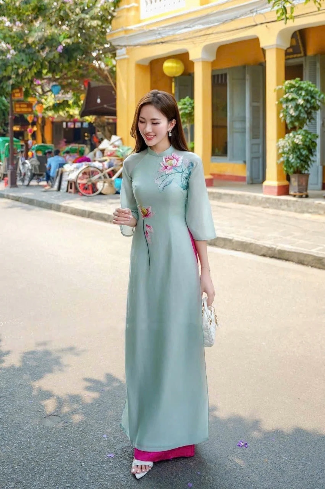 Hình ảnh người phụ nữ Việt Nam duyên dáng trong tà áo dài