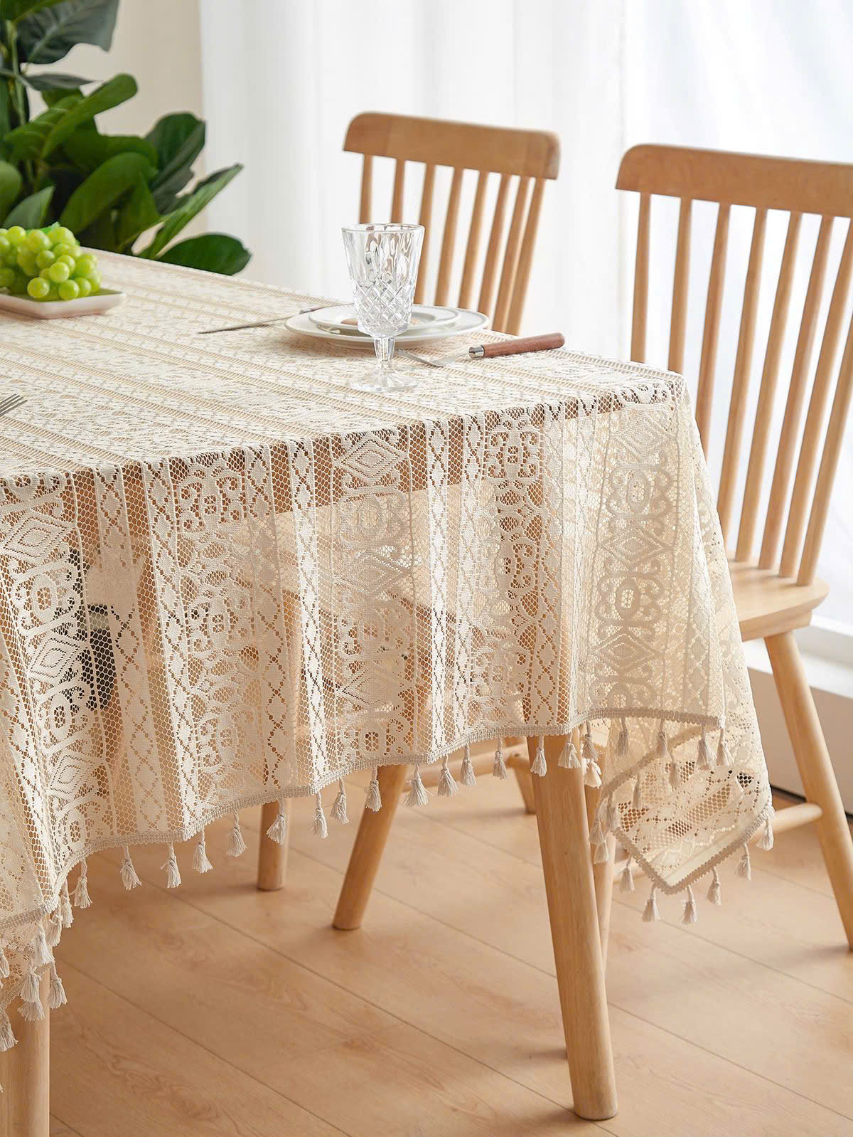 Sự kết hợp tinh tế và vintage từ khăn trải bàn bằng vải ren và bàn ghế gỗ